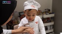 Di awal video, chef Rayyanza memperkenalkan menu yang bakal dibuat yaitu pisang goreng demplon. Gemas banget ya?