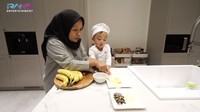 Bahan-bahan yang dibutuhkan adalah pisang Cavendish, stroberi, madu, margarin, keju, hingga meses. Sus Rini memandu Rayyanza untuk menyebutkan nama bahan-bahan itu dengan benar.