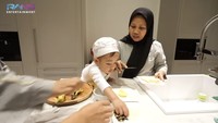 Rayyanza rupanya tak sabar melihat meses. Bukannya menunggu pisang panggang jadi, ia sudah mencomot meses itu!
