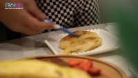 Pertama, pisang diolesi madu supaya manis dan lengket. Rayyanza bisa mengikuti instruksi dari sus Rini untuk mengolesi madu di atas pisang.