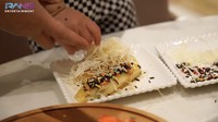 Dengan bantuan sus Rini, Rayyanza berhasil menaruh keju di atas pisang tersebut. Tangannya gemas banget ya?