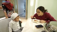 Ini momen pisang buatan Rayyanza dicicipi oleh sang ibu. Nagita Slavina pun memuji rasanya enak.