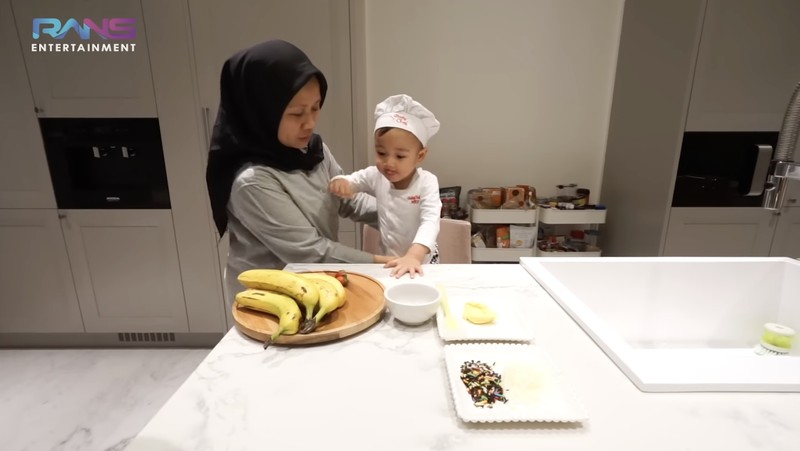 Gemas! Aksi Rayyanza 'Cipung' Masak Pisang Panggang Bareng Sus Rini