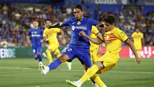 Soccer Football - Spain - LaLiga - Getafe v FC Barcelona - Coliseum Alfonso Perez, Getafe, Spain - August 13, 2023  Getafes Damian Suarez in action with FC Barcelonas Abde Ezzalzouli REUTERS/Juan Medina