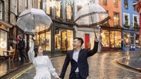 Gritte Agatha dan Arif Hidayat sering mengabadikan potret manis bersama. Salah satunya ketika di Edinburgh, Inggris ini. 