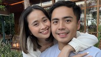 Pasangan romantis ini sering terlihat kulineran bersama. Mereka memilih menu sehat seperti smoothies bowl ini. Nyamm!