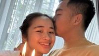 Ulang tahun Gritte terasa spesial nih! Ia diberikan kue ulang tahun oleh Arif Hidayat. Tak lupa kecupan manis.
