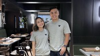 Gritte dan Arif tak segan pakai baju couple saat makan bareng. Mereka sepertinya hendak santap di restoran BBQ.