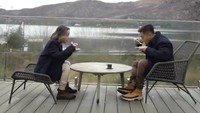 Makan mie bersama dengan pemandangan cantik, Gritte dan Arif tampak menikmati momen bersama. Netizen pun banyak yang iri dengan momen manis ini.