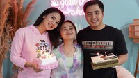 Saat ulang tahun ke-26, Gritte juga dapat ucapan spesial dari Arif dan Kinaryosih. Ia tampak pamer senyum manis.