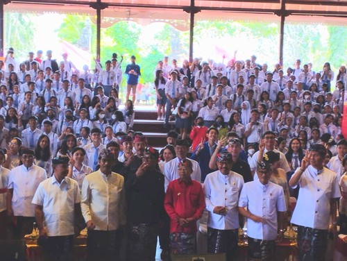 Gubernur Bali Wayan Koster foto bersama dengan ratusan siswa-siswi di Gedung Wantilan DPRD Provinsi Bali, Senin (14/8/2023). (Rizki Setyo Samudero)