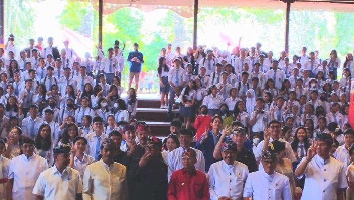 Gubernur Bali Wayan Koster foto bersama dengan ratusan siswa-siswi di Gedung Wantilan DPRD Provinsi Bali, Senin (14/8/2023). (Rizki Setyo Samudero)