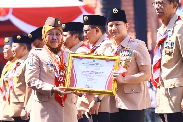 Gubernur Jawa Timur memberikan penghargaan kepada Bupati Trenggalek, karena dinilai telah mendukung program pembangunan rumah layak huni.