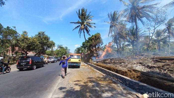 gudang pengolahan kayu di Probolinggo terbakar
