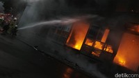 Pemadam kebakaran (damkar) mengerahkan 8 unit, yang terdiri atas 24 personel ke lokasi. 