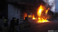Untuk diketahui, kebakaran terjadi di Halte TransJakarta Tendean sekitar pukul 17.37 WIB. Tampak api membakar bagian dalam dan luar halte. 