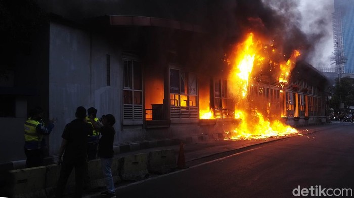 Halte TransJakarta Tendean di Jakarta Selatan terbakar. TransJakarta menyatakan pelanggan dapat menggunakan Halte TransJakarta Rawa Barat untuk naik dan turun bus.

Baca artikel detiknews, 