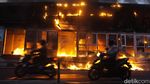 Pengendara +62, Nekat Melintas di Samping Halte Tendean yang Terbakar