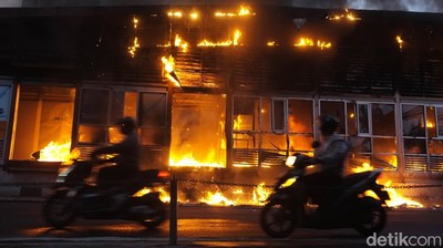 Pengendara +62, Nekat Melintas di Samping Halte Tendean yang Terbakar