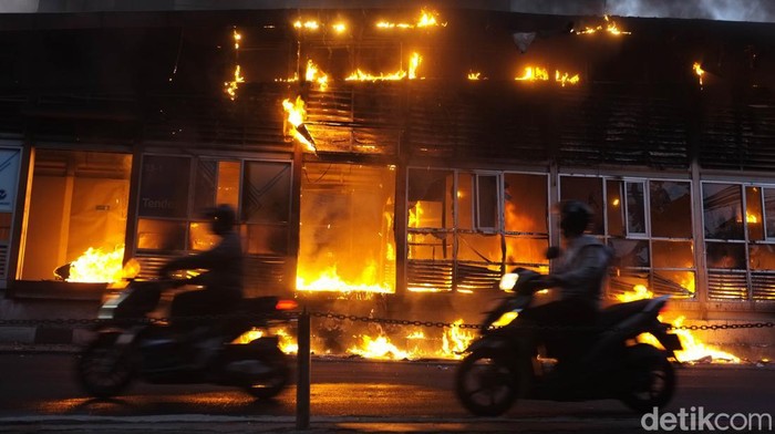 Halte TransJakarta Tendean di Jakarta Selatan terbakar. TransJakarta menyatakan pelanggan dapat menggunakan Halte TransJakarta Rawa Barat untuk naik dan turun bus.

Baca artikel detiknews, 