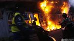 Pengendara +62, Nekat Melintas di Samping Halte Tendean yang Terbakar