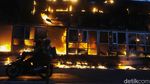 Pengendara +62, Nekat Melintas di Samping Halte Tendean yang Terbakar