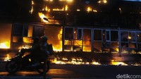Belum diketahui penyebab kebakaran yang menghanguskan halte TransJakarta Tendean ini.