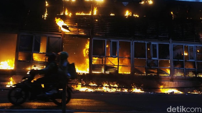 Halte TransJakarta Tendean di Jakarta Selatan terbakar. TransJakarta menyatakan pelanggan dapat menggunakan Halte TransJakarta Rawa Barat untuk naik dan turun bus.

Baca artikel detiknews, 