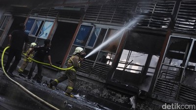 Momen Petugas Pemadam Kebakaran Padamkan Api di Halte TransJ Tendean