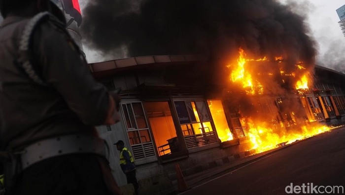 Halte TransJakarta Tendean di Jakarta Selatan terbakar. TransJakarta menyatakan pelanggan dapat menggunakan Halte TransJakarta Rawa Barat untuk naik dan turun bus.

Baca artikel detiknews, 