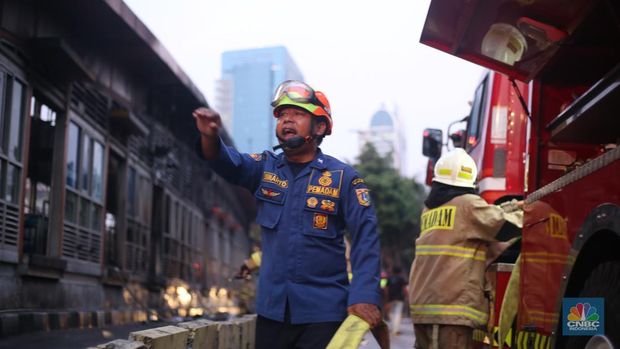 Halte Transjakarta Tendean, Jakarta Selatan, dilanda kebakaran pada sore Senin (14/8). (CNBC Indonesia/Tias Budiarto)
