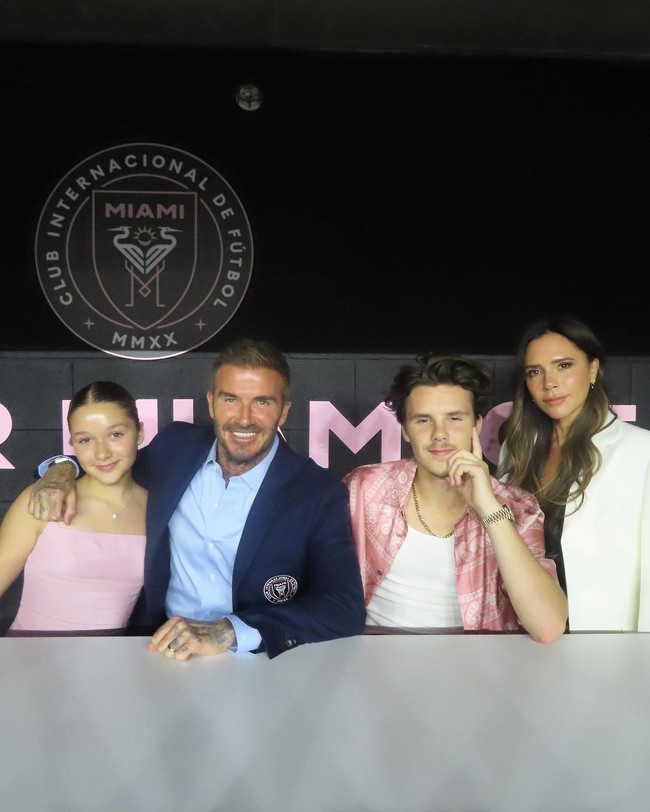 Belakangan Harper Beckham sering menghadiri pertandingan bola bersama orang tuanya. Pesona Harper Beckham yang beranjak dewasa membuat netizen terpana. Foto: Instagram @davidbeckham