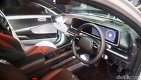 Hyundai Smartsense tersedia di Ioniq 6 ini mulai dari Blind-Spot Collision-Avoidance Assist, Lane Keeping Assist, Forward Collision-Avoidance Assist, Smart Cruise Control, Manual Speed Limit Assist, dan beberapa fitur lainnya.  