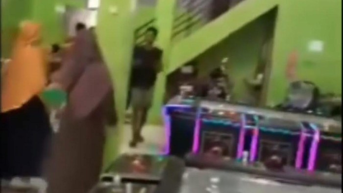 Ibu-ibu perwiritan menggerebek lokasi judi