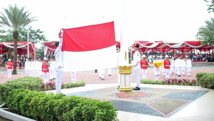 Ilustrasi Pengibaran Bendera Merah Putih
