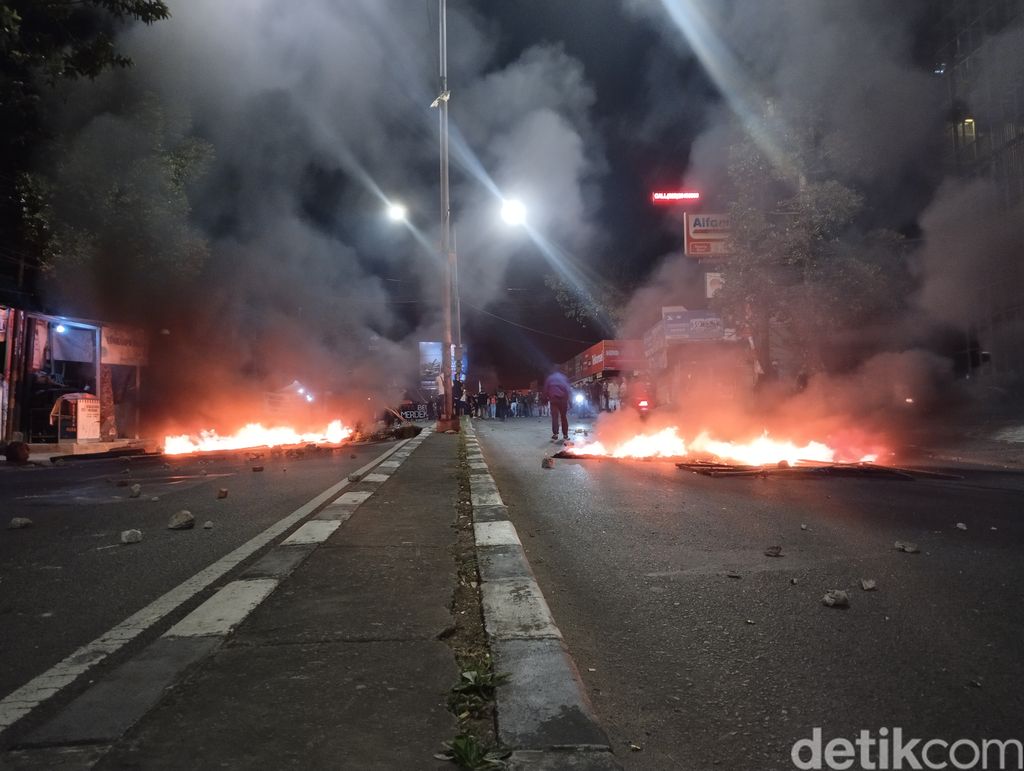 Jalan Dago diblokir warga pada Senin (14/8/2023).