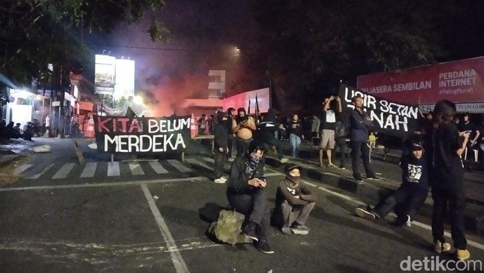 Jalan Dago diblokir warga pada Senin (14/8/2023).