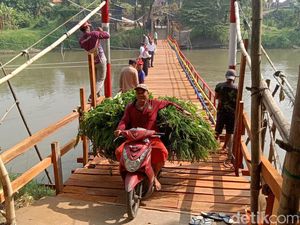 Semringah Warga Sidoarjo Barat Lebih Cepat ke Gresik Lewat Jembatan Apung