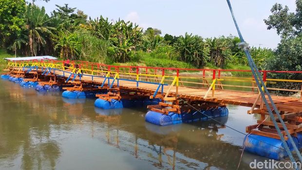 Jembatan Apung di Sidoarjo Barat