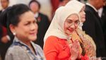 Momen Jokowi Anugerahkan Tanda Kehormatan ke Sejumlah Tokoh di Istana