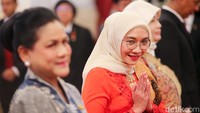 Istri Maruf Amin, Wury Estu Handayani mendapatkan Bintang Mahaputera Adipradana.  