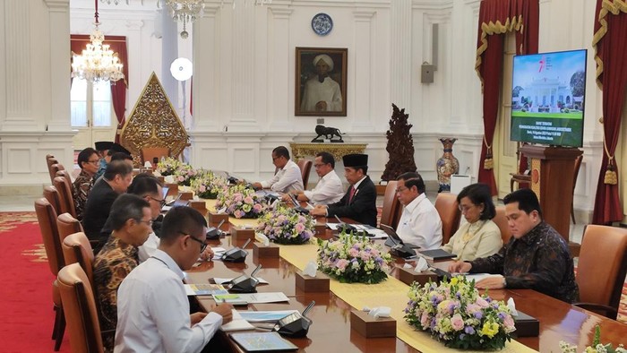 Presiden Joko Widodo (Jokowi) menggelar rapat terbatas (ratas) siang ini. Rapat ini membahas soal polusi udara di Jabodetabek yang dinilai semakin parah.