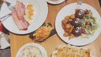 Tak hanya menerapkan hidangan dari satu film saja, di Baby King Kitchen Jepang kamu bisa memesan makanan sesuai film Ghibli favorit. Mulai dari salad hingga pastrynya lucu semua! Foto: Instagram dan YouTube