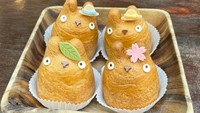 Menghadirkan sosok Totoro dalam semua komponennya, kafe bernama Shirohige Puff di Jepang ini mendadak viral. Kue yang disajikan persis seperti Totoro! Foto: Instagram dan YouTube