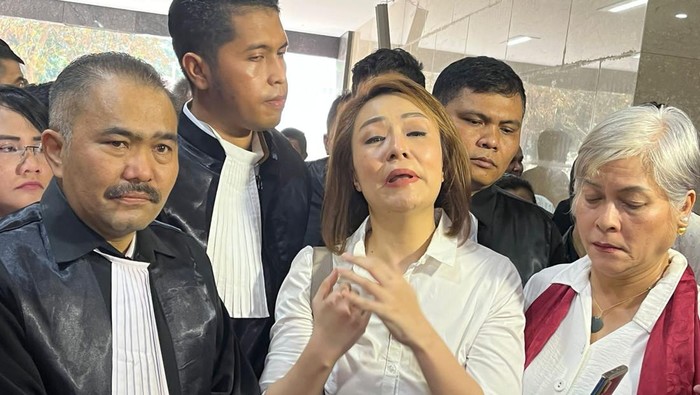 Kamaruddin (pertama dari kiri) dan Rina (kedua dari kiri)-(Azhar/detikcom)