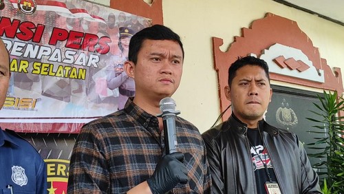 Kanit Reskrim Polsek Denpasar Selatan Iptu M Guruh Firmansyah menjelaskan hasil penyelidikan sementara terkait Justyn Vicky meninggal dunia usai tertimpa barbel 210 Kg saat konferensi pers di kantornya, Senin (14/8/2023). (I Wayan Sui Suadnyana/detikBali)