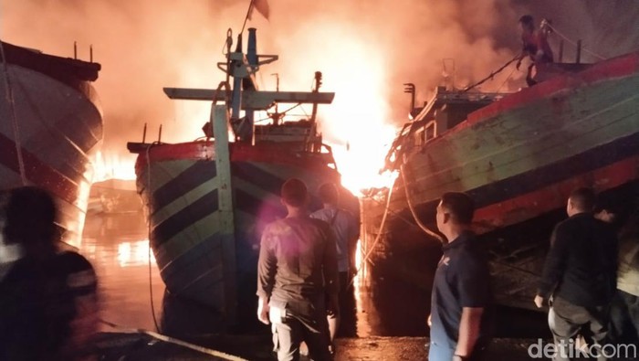 Kapal nelayan di Pelabuhan Jongor, Tegal, terbakar, Senin (14/8/2023).