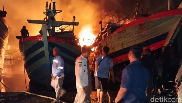 Kapal nelayan di Pelabuhan Jongor, Tegal, terbakar, Senin (14/8/2023).