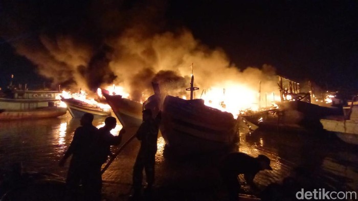 Kapal nelayan di Pelabuhan Jongor, Tegal, terbakar, Senin (14/8/2023).