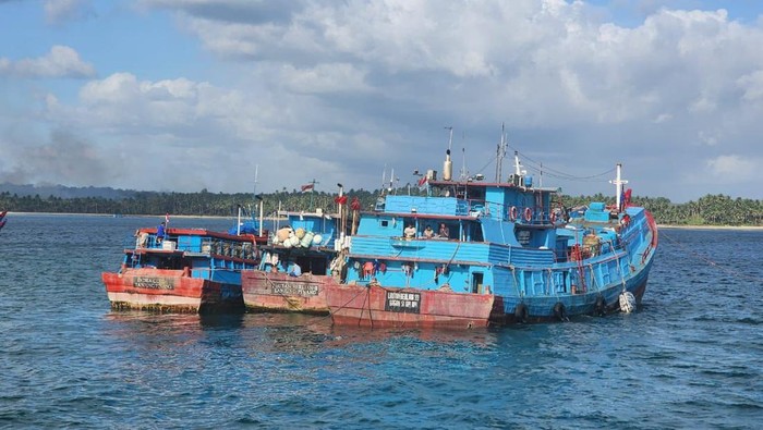 Kementerian Kelautan dan Perikanan (KKP) menghentikan aksi 3 (tiga) kapal perikanan yang diduga melakukan alih muatan (transhipment)
